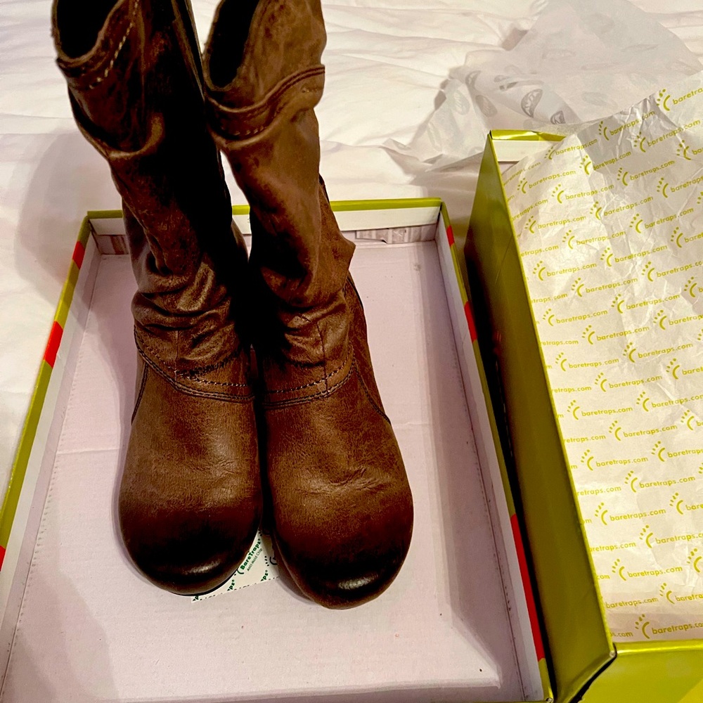 Brand new in box BARETRAPS Boots size 6.